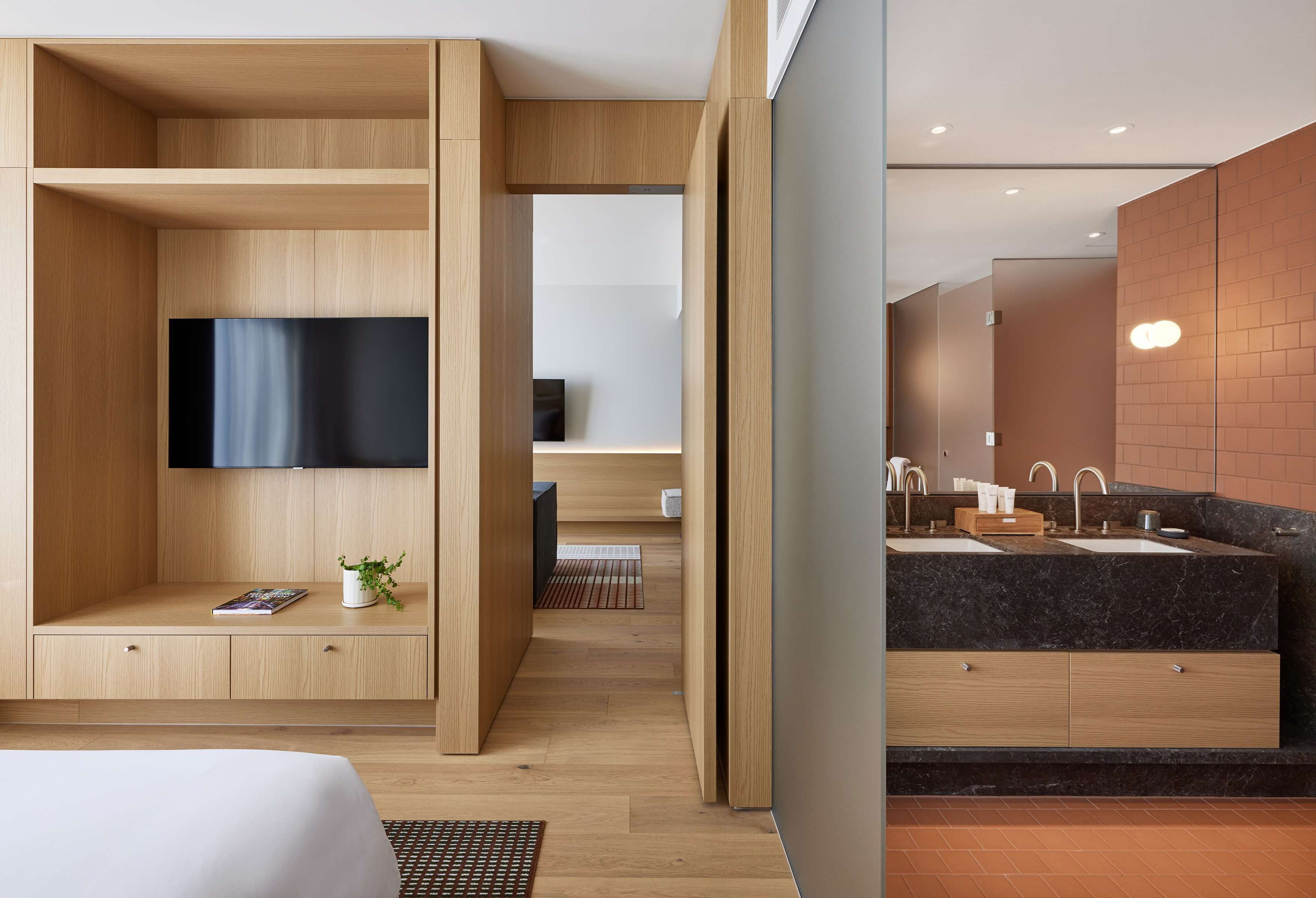 Suite Signature, 1 très grand lit | Literie de qualité, lit avec matelas à plateau-coussin, minibar