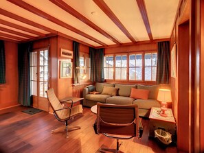 TV, DVD player - Living room, kitchen with dishwasher, Nespresso machine and microwave, one bedroom with a double bed (Verbier)