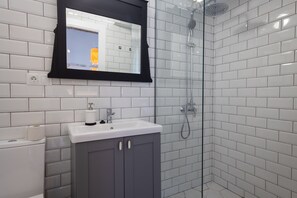 Suite La Almiranta City | Baño | Regadera, regadera tipo lluvia, amenidades de baño gratuitas 