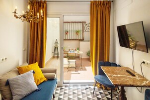 Suite La Capitana Deluxe | Living room | 32-inch Smart TV with digital channels, TV, Netflix