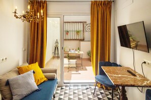 Suite La Capitana Deluxe | Phòng khách | Smart TV 32-inch có truyền hình kỹ thuật số, TV, Netflix