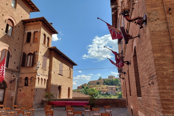 Outdoor dining - Independent apartment near Piazza del Campo (Siena)