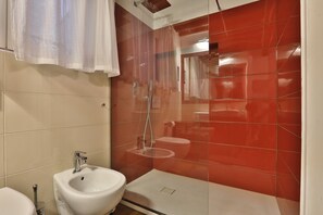 Een douche, een haardroger, een bidet, handdoeken