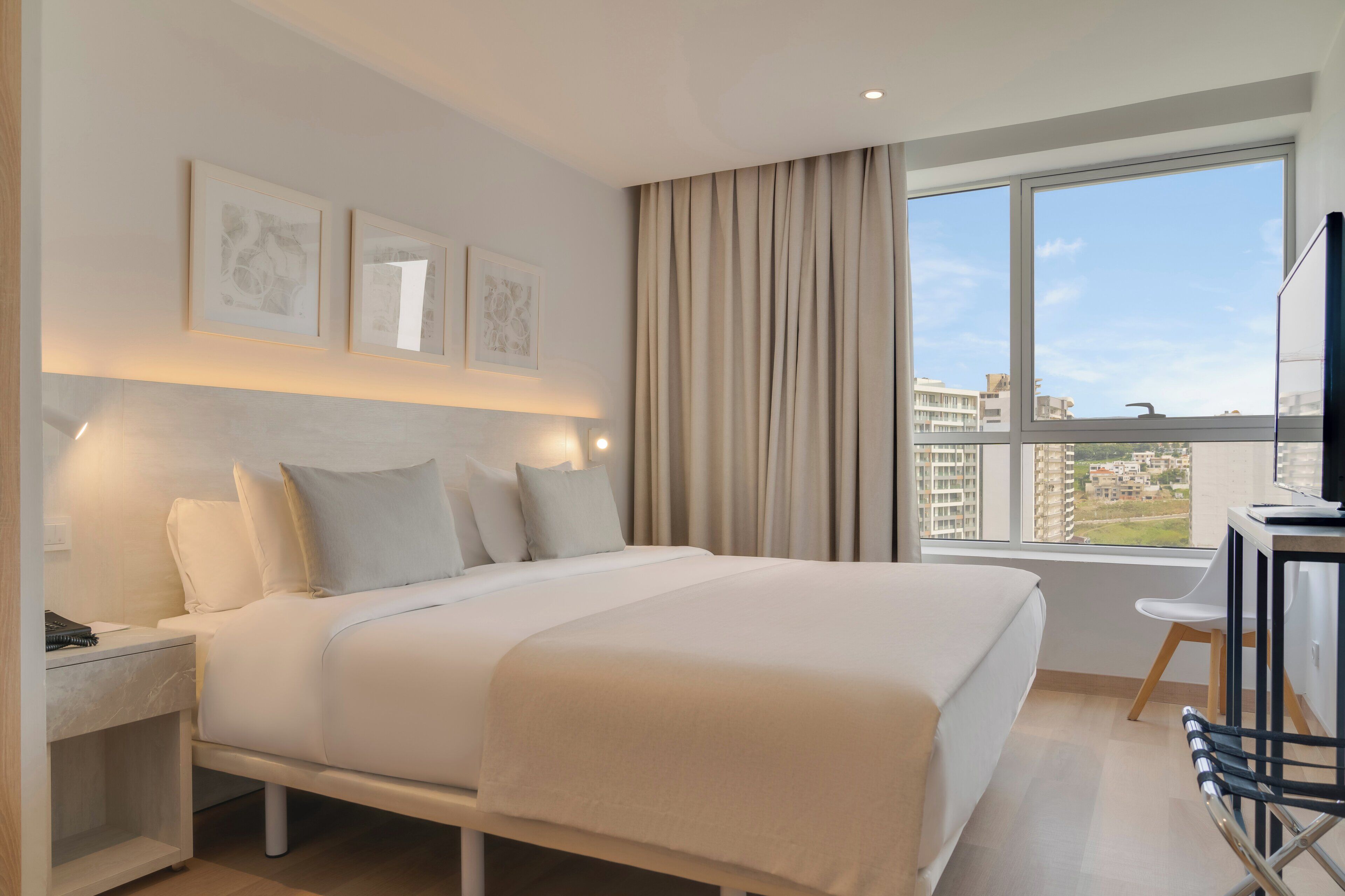 Minibar, espacio para trabajar con un portátil, ropa de cama