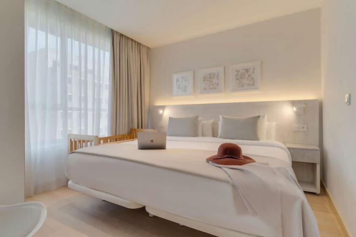 1 bedroom, minibar, laptop workspace, bed sheets