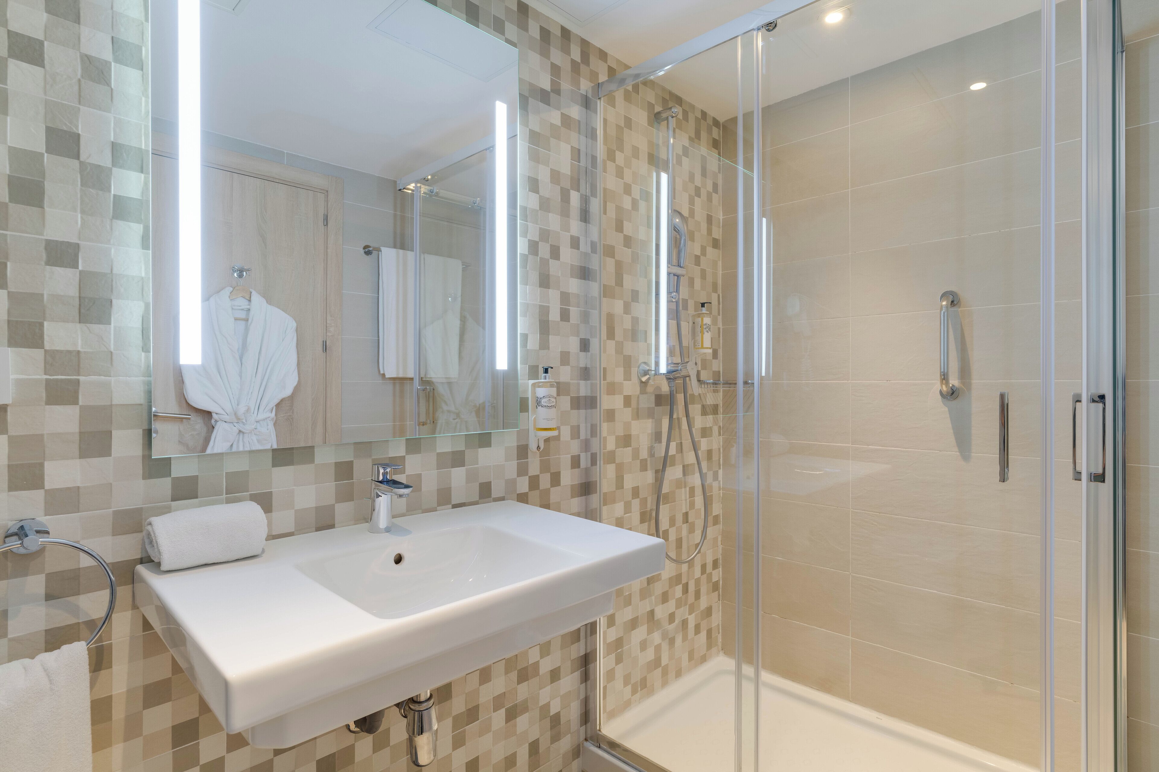standard suite | bathroom | free toiletries, hair dryer, towels