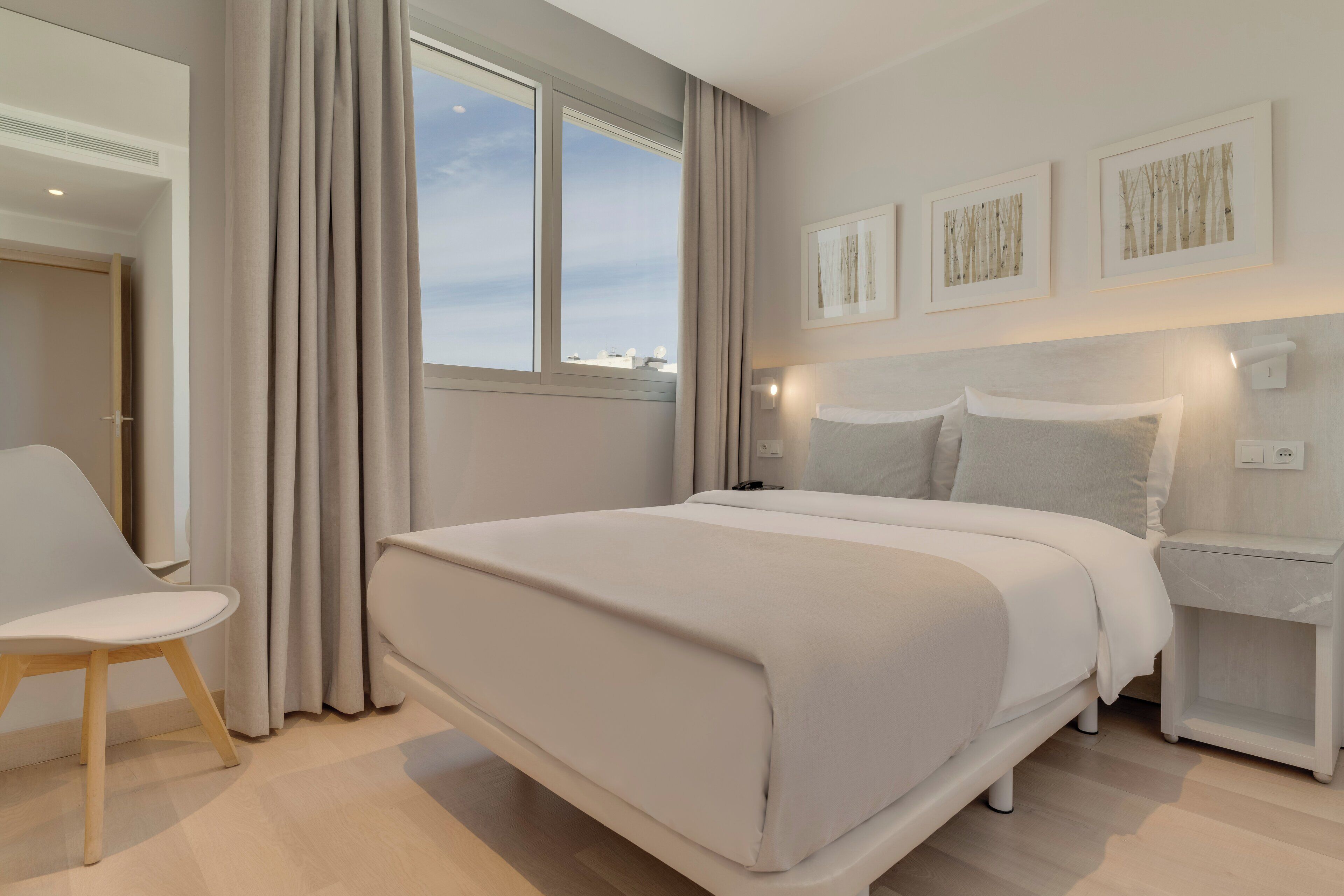 Minibar, espacio para trabajar con un portátil, ropa de cama