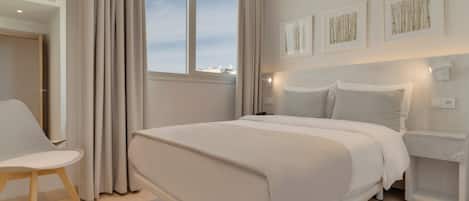 Minibar, espacio para trabajar con un portátil, ropa de cama