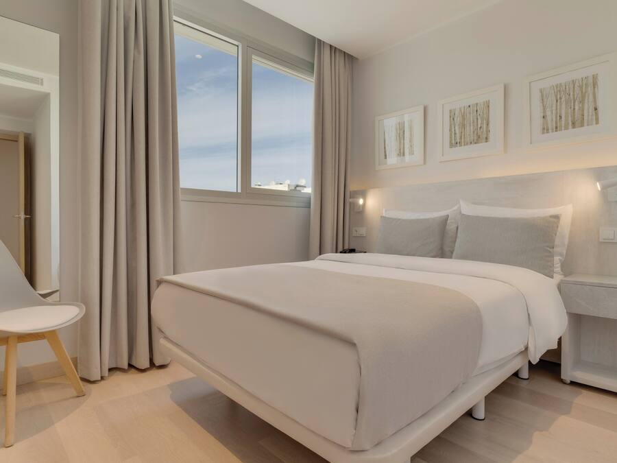 Minibar, espacio para trabajar con un portátil, ropa de cama