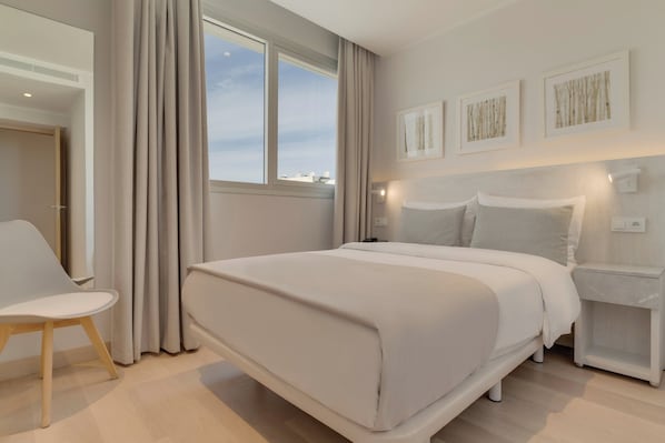 Minibar, espacio para trabajar con laptop y ropa de cama 