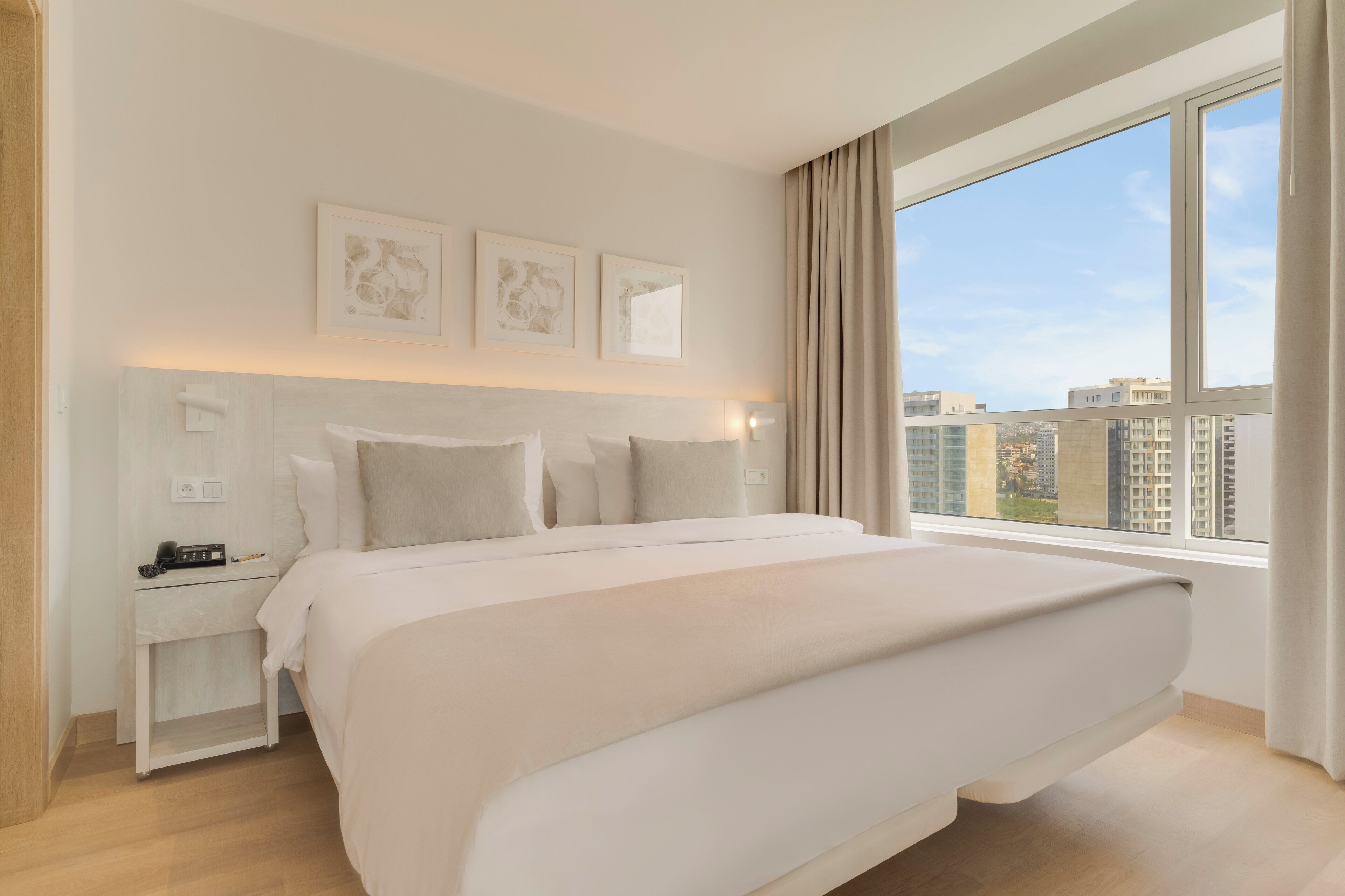 Minibar, espacio para trabajar con un portátil, ropa de cama