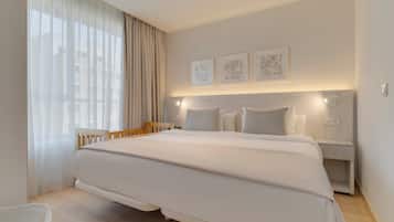 Minibar, espacio para trabajar con laptop y ropa de cama