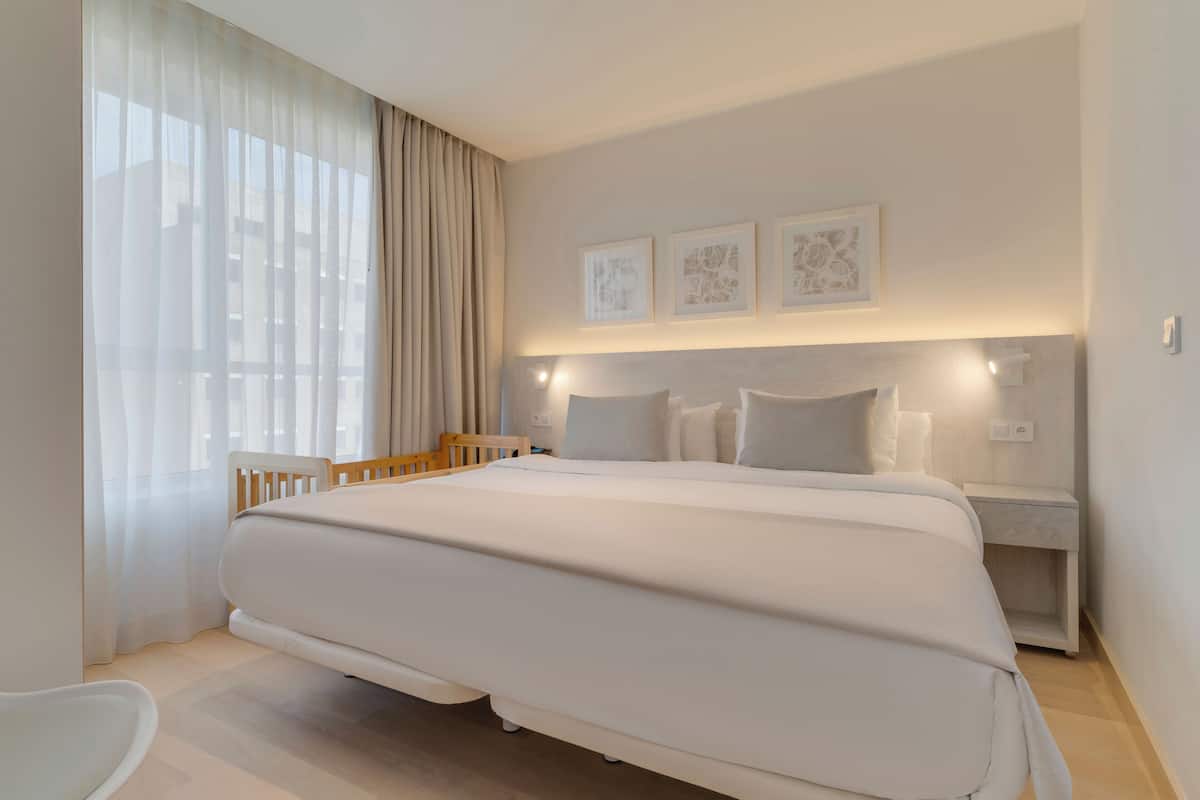 Standard Suite | 1 bedroom, minibar, laptop workspace, bed sheets