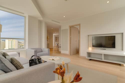 Premium-Suite | Minibar, laptopgeeigneter Arbeitsplatz, Bettwäsche, Rollstuhlgeeignet