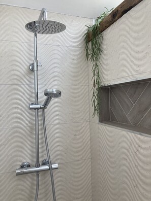 Shower, hair dryer, towels, toilet paper - Ballybur lodge Mews1. (Kilkenny)