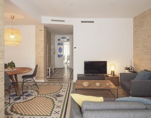 TV - Design family apartment Juan Llorens (València)