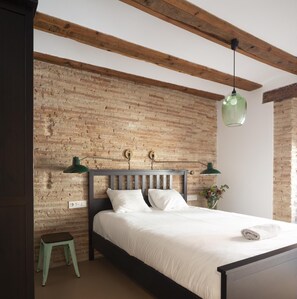 2 habitaciones, tabla de planchar con plancha, internet y ropa de cama 