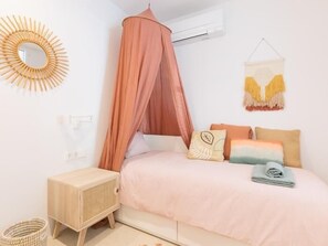 3 bedrooms, iron/ironing board, Internet, bed sheets