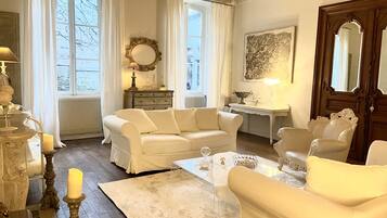 Televisie, een open haard en een stereo