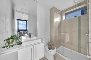 Dusche, Haartrockner, Handtücher, Seife