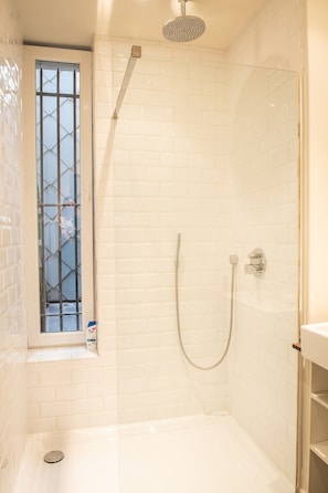 Douche, sèche-cheveux, shampoing