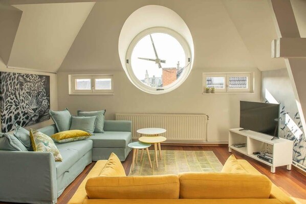 Televisión, libros, oficina