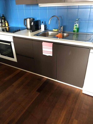 Kjøleskap, mikrobølgeovn, ovn og kokeplater