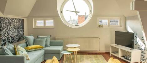 Fernseher, Bücher, Arbeitsbereiche