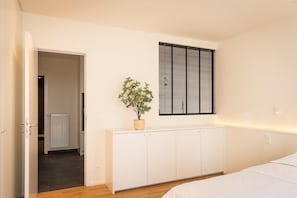2 bedrooms, iron/ironing board, travel cot, WiFi