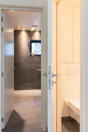 Douche, sèche-cheveux