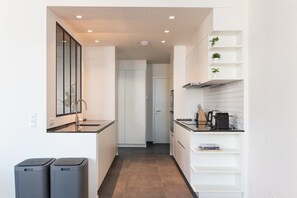 Réfrigérateur, micro-ondes, four, plaque de cuisson