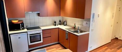 Frigorifero, microonde, forno, piano cottura