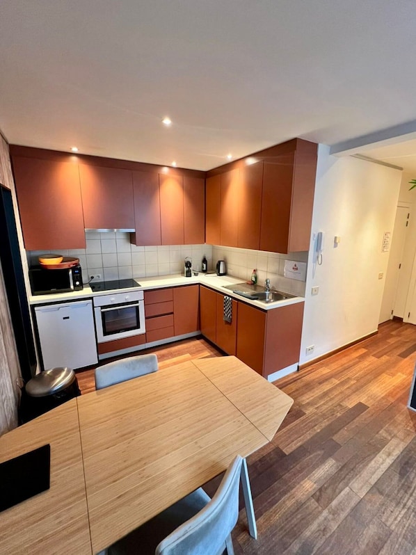 Fridge, microwave, oven, stovetop - Downtown Gem Overlooking Ghent's Beauty (Gent)