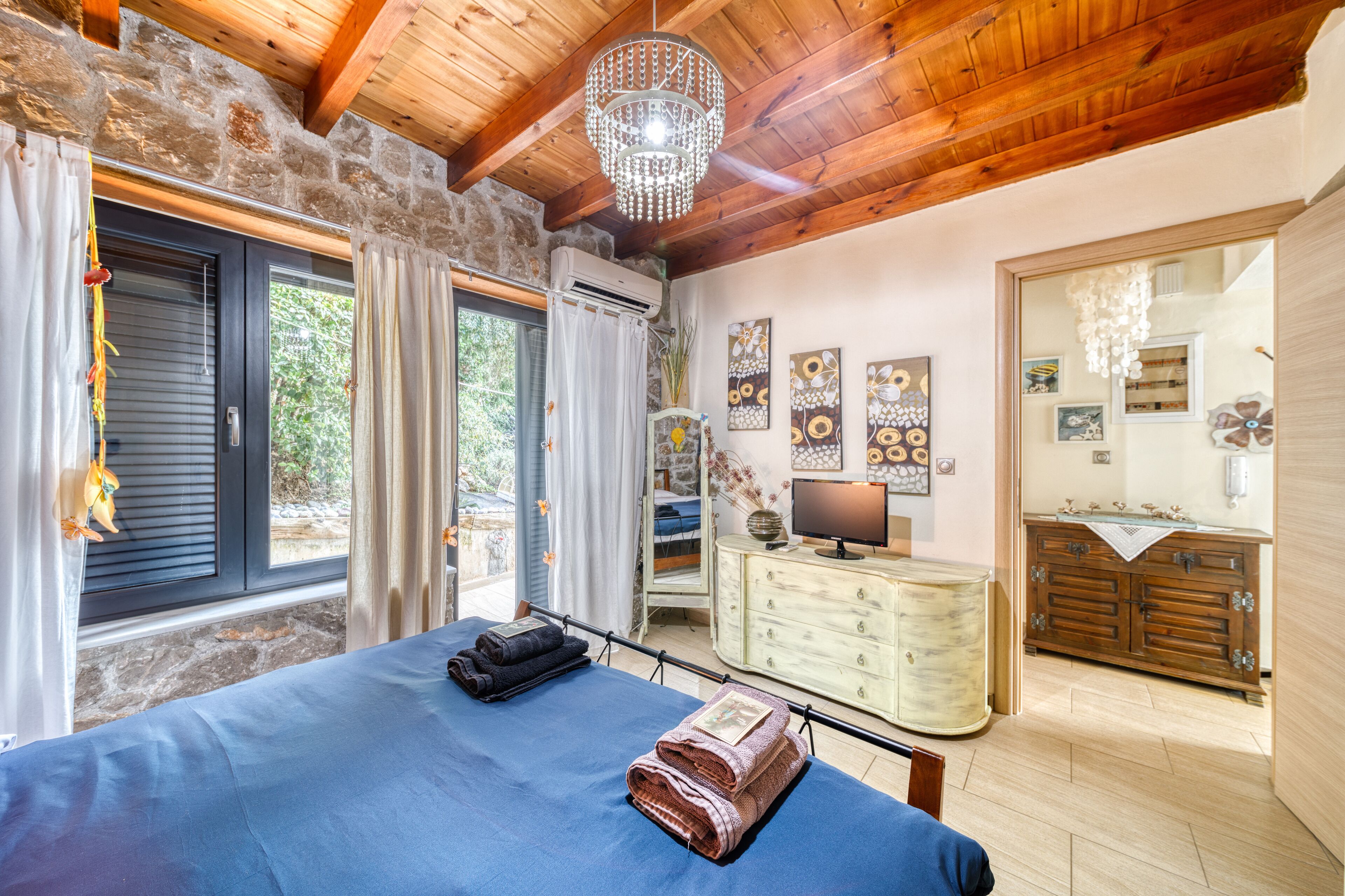 4 bedrooms, desk, iron/ironing board, free WiFi