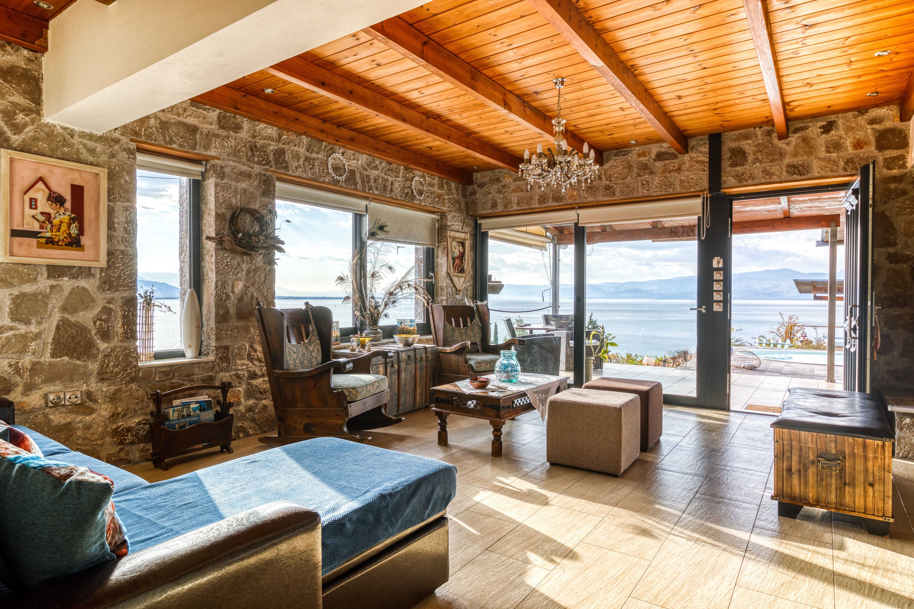 Een smart-tv, een open haard, boeken en een stereo