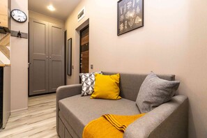 Apartment | Wohnbereich | 32-Zoll-LCD-Fernseher mit Kabelempfang, Fernseher, aktuelle Filme