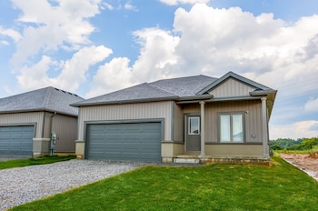 Luxury Bungalow mins Niagara falls & Brock uni