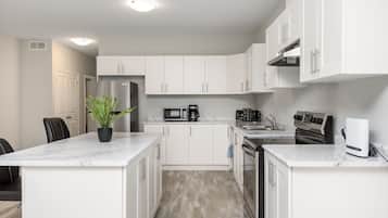 Luxury House | Private kitchen | Full-size fridge, oven, stovetop, dishwasher