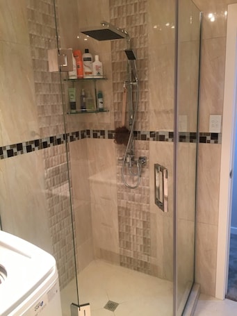 Shower, hair dryer, towels, soap. Guest Suite - Cosy place in the Wattle Downs