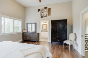 4 habitaciones, tabla de planchar con plancha, wifi y ropa de cama 