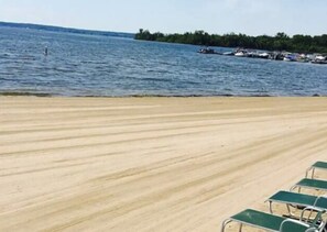 In Strandnähe, Liegestühle, Strandtücher