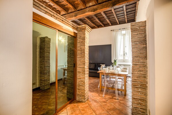 Interior - Spacious & Charming Trastevere Apartment (Roma)