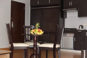 Habitación básica con 2 camas individuales, 1 habitación, vista a la ciudad | Caja de seguridad en la habitación