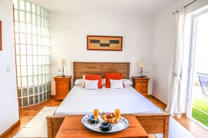 3 slaapkamers, een strijkplank/strijkijzer, gratis wifi, beddengoed
