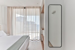 Deluxe Penthouse | Premium bedding, down comforters, in-room safe, blackout drapes