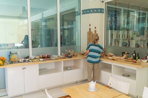 A modern kitchen with white cabinetry, a wooden countertop, and a large window. - ECO-APARTMENTS LA MARINEDA & HOTEL THALASSA SPORT & SPA (Roses)