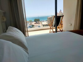 Comfort Apartment | Premium bedding, down comforters, in-room safe, blackout drapes