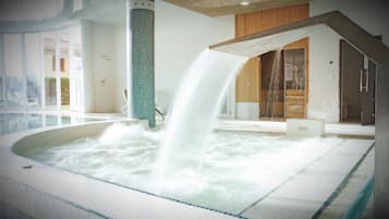 Piscina interna, piscina externa, espreguiçadeiras