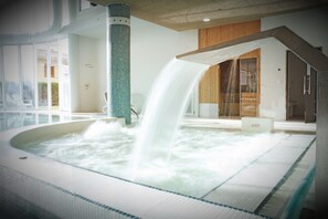 Indoor pool, outdoor pool, open 9:00 AM to 8:00 PM, sun loungers - ECO-APARTMENTS LA MARINEDA & HOTEL THALASSA SPORT & SPA (Roses)