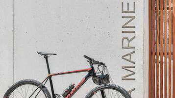 A mountain bike parked against a wall with the text "MARINEDA" vertically aligned.